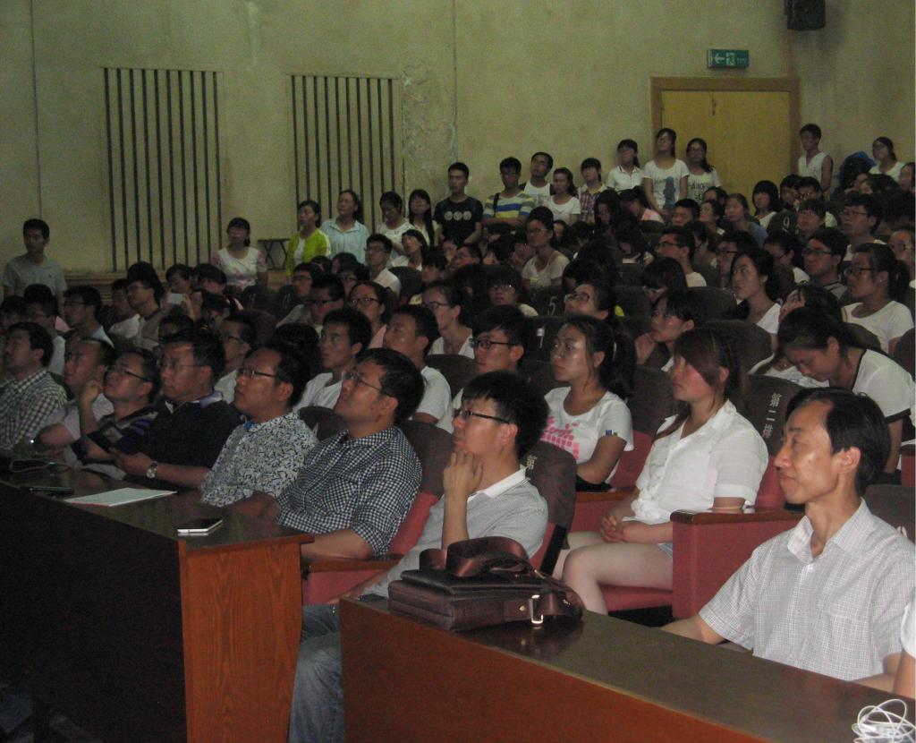 best365官网老师和学生认真听取汪教授报告